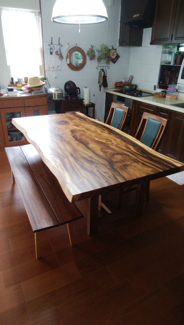 モンキーポッド1枚板テーブル＆ベンチ 納品事例/K様邸 – 家具の 